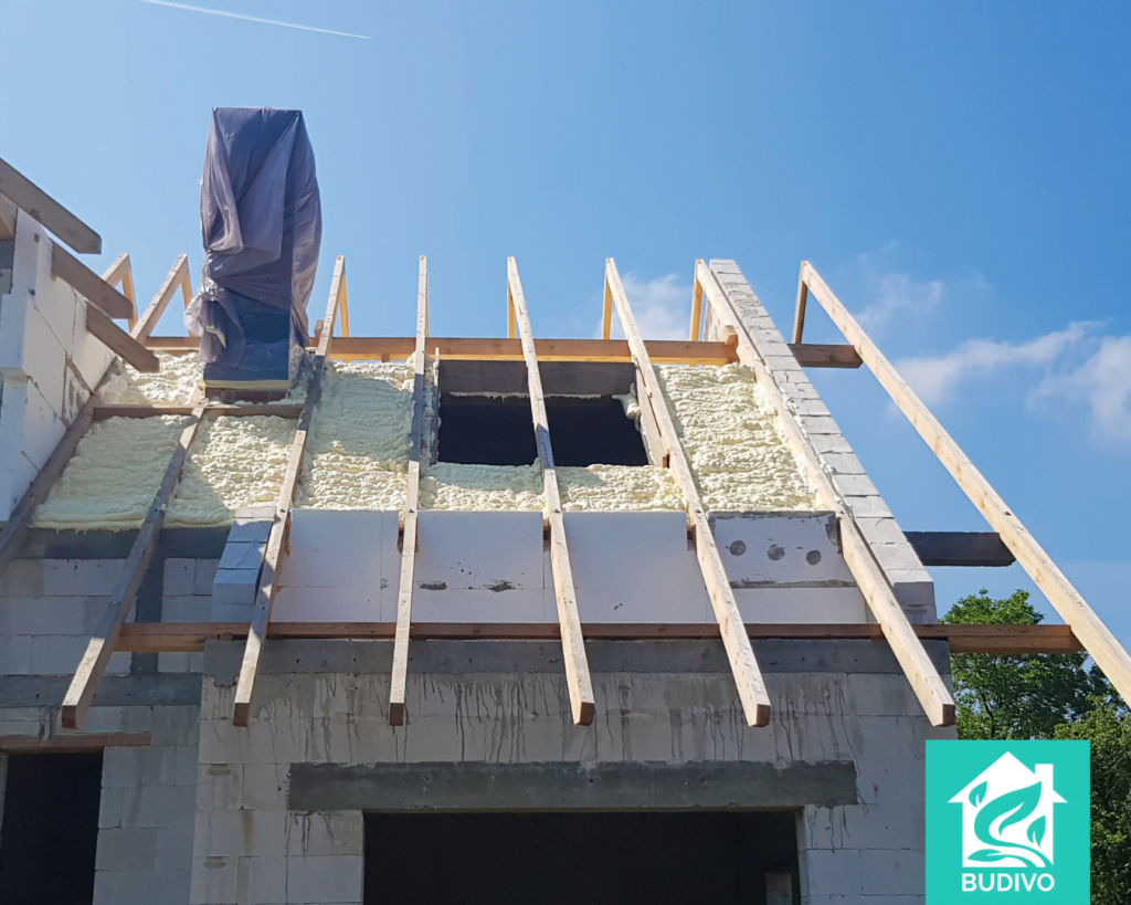 Izolacja poddasza nowego domu - aplikacja piany PUR