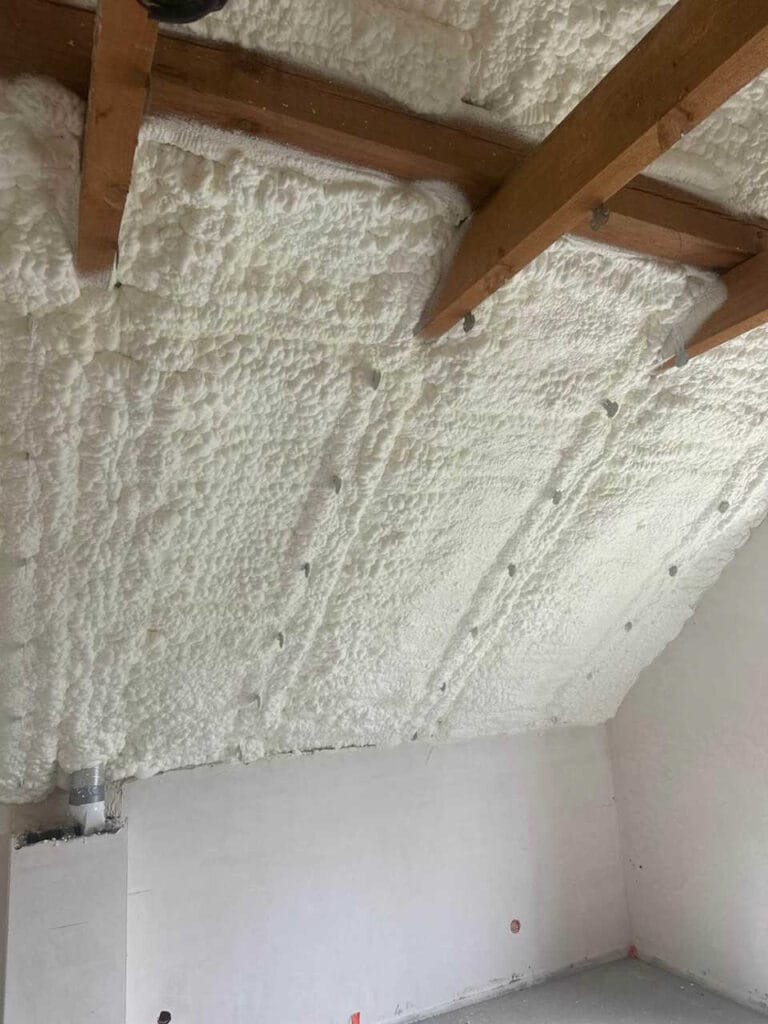 Efektywne ocieplanie stropu pianką poliuretanową w Rzeszowie.