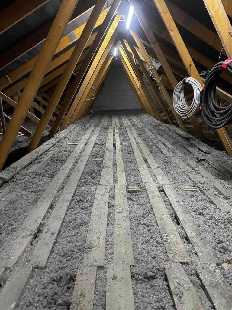 Izolacja celulozowa – termoizolacja wykonana przez specjalistów Budivo.