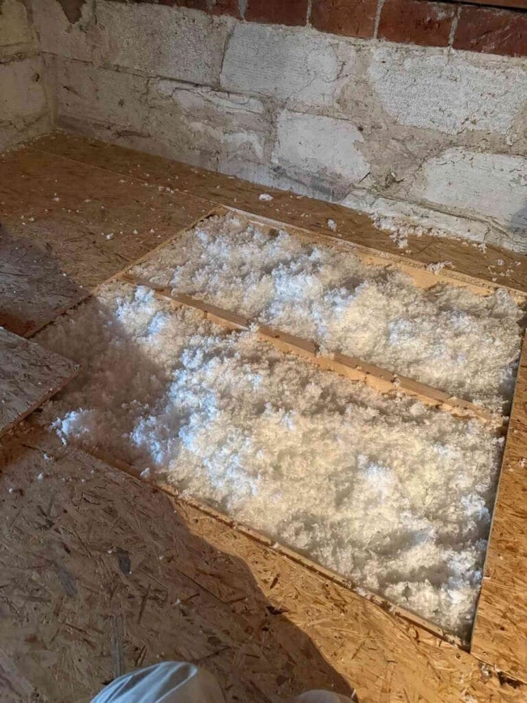 Budivo – ocieplanie nowoczesnym materiałem izolacyjnym (celulozą) dla lepszej efektywności energetycznej.