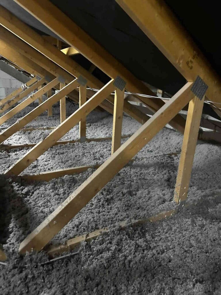 Realizacja: ocieplanie poddasza z wykorzystaniem termoizolacji celulozą.