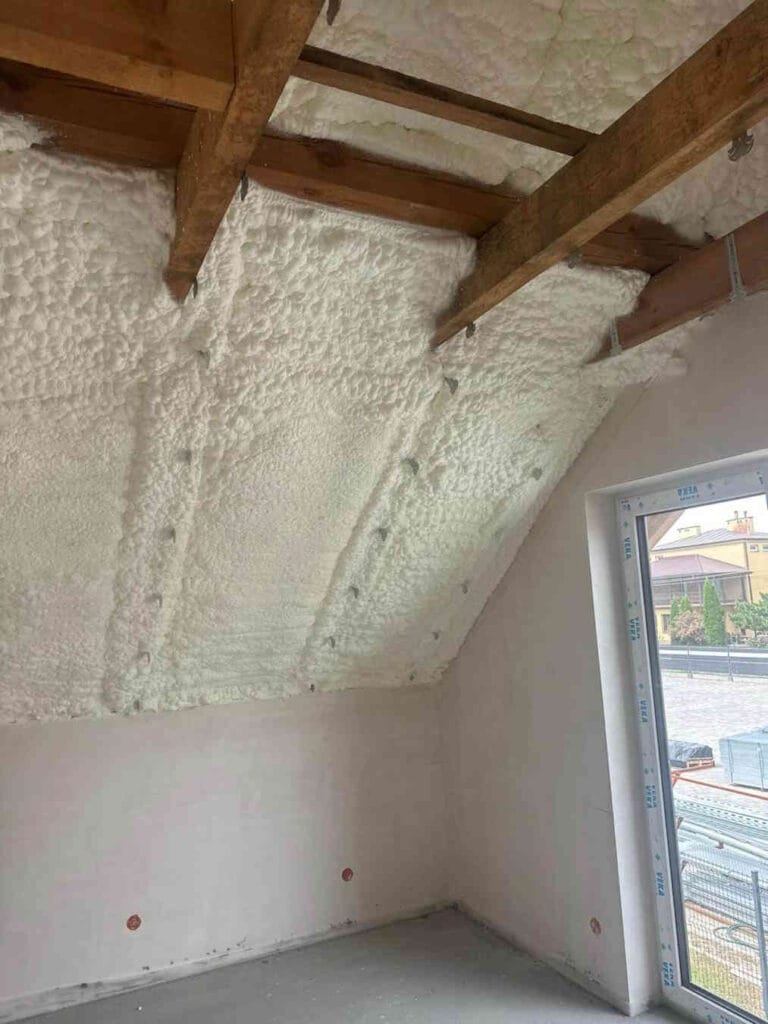 Realizacja: ocieplanie pianą PUR domu w Rzeszowie.