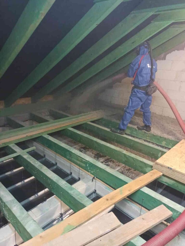 Izolacja celulozowa – wdmuchiwanie celulozy wykonane przez specjalistów Budivo.